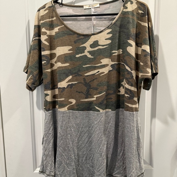ANDREE BY UNIT Tops - Camouflage and Gray Short Sleeve Top